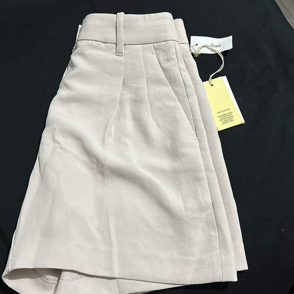 Aritzia mid thigh 5” short - Picture 8 of 9